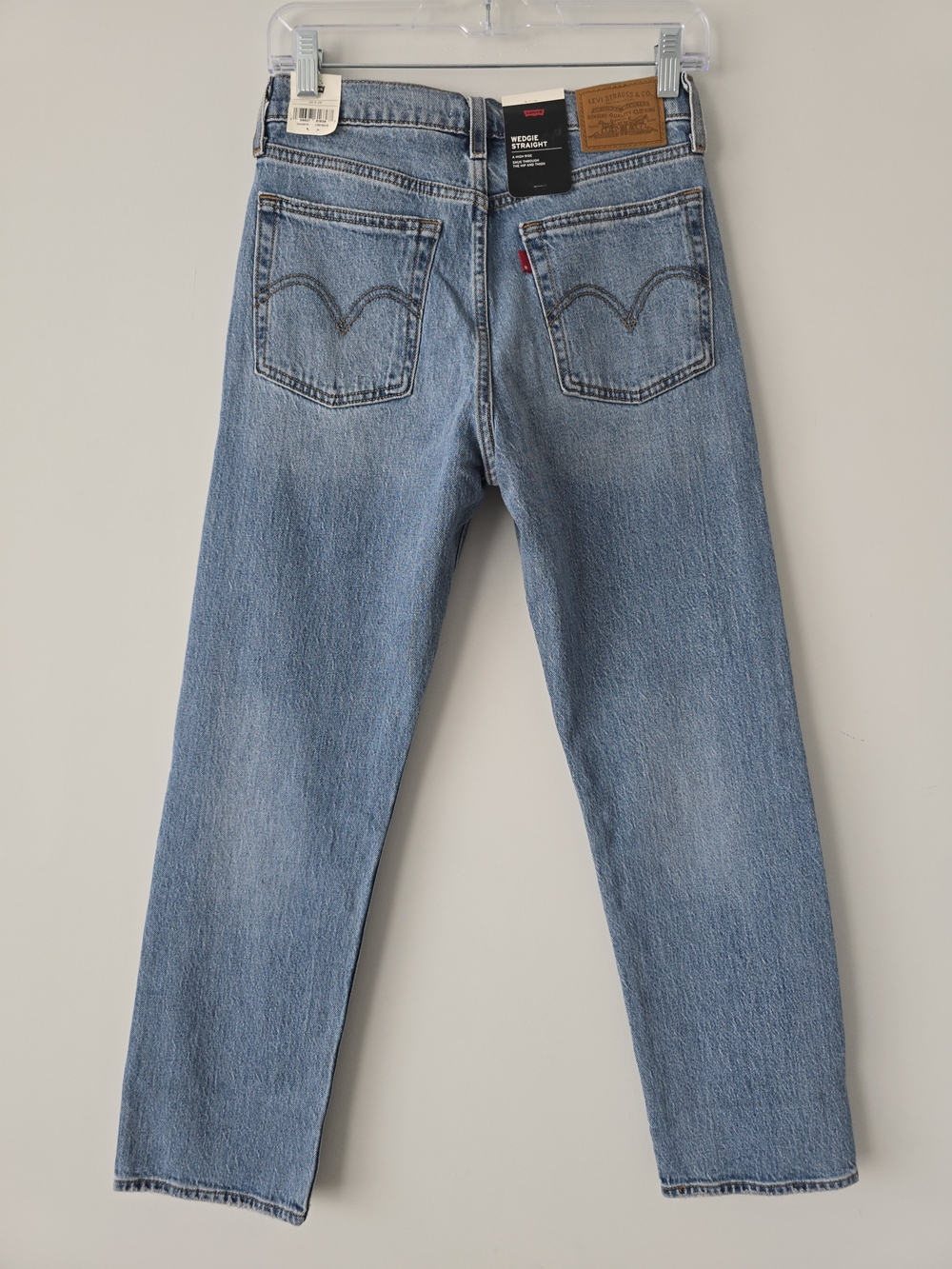 Levis Premium Wedgie Straight Jeans Women  Light Wash NWT - Picture 2 of 10
